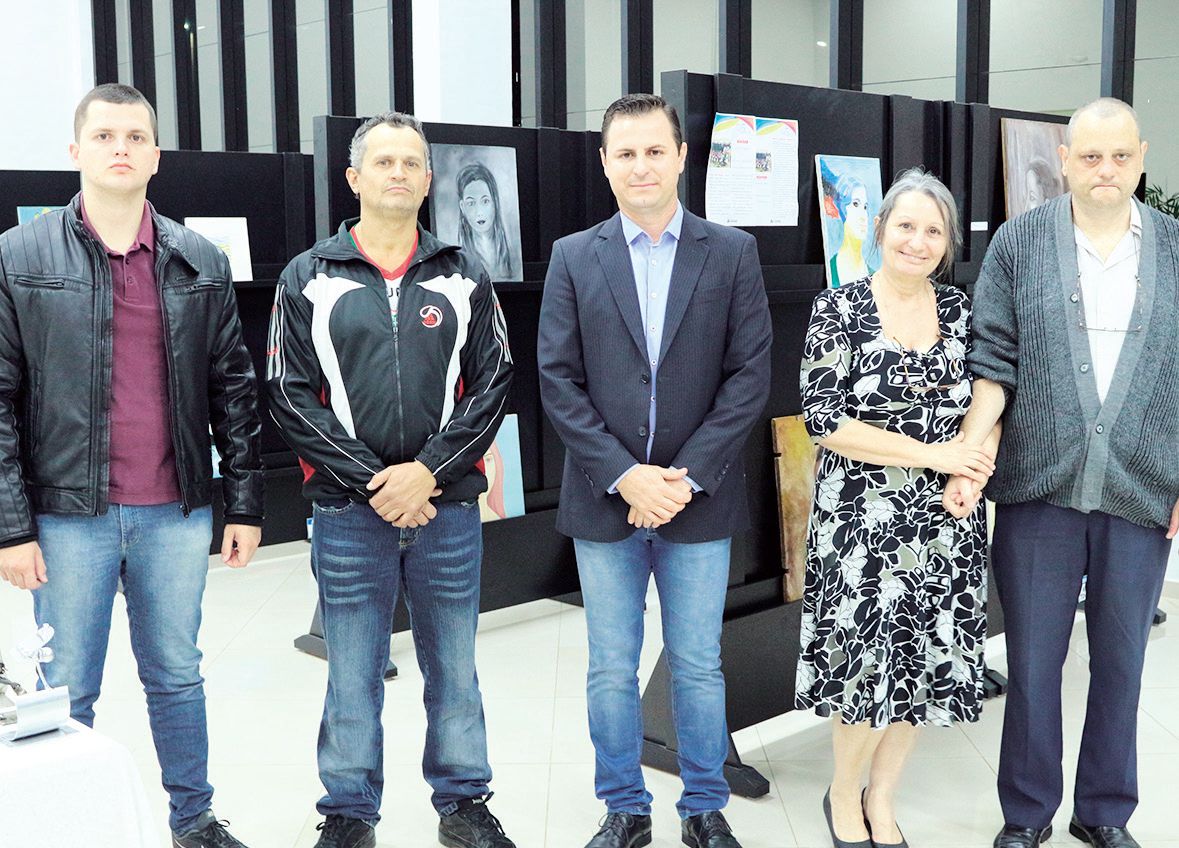 Ao lado do filho, artista Douglas Castro, presidente Bruno Barnabé, Valéria e Rodrigo Bragion