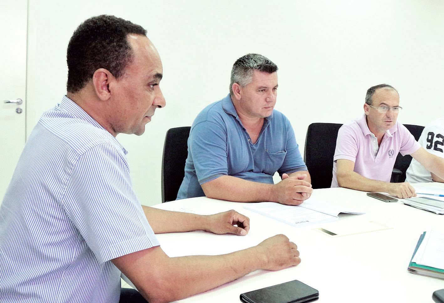 Comissões Permanentes de Justiça e Redação, Finanças e Orçamento e Educação, Saúde e Assistência Social, representadas pelos vereadores Eliseu Serrano, Edson José Bombonatti “Tambuzinho” e Nelson Soares