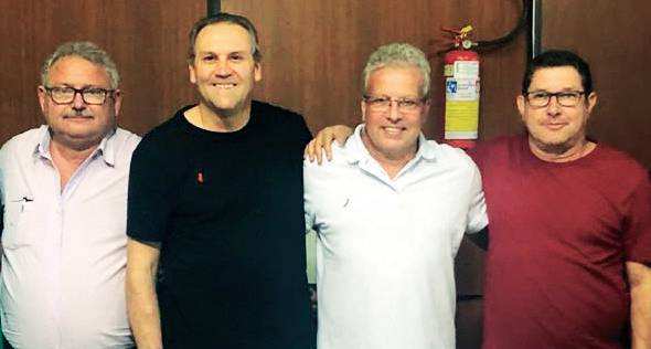 Fernandes Fornaziero, presidente do Capivari Clube que encerrou seu mandato; Onivaldo Cuan, vice-presidente do Conselho Deliberativo do Capivari Clube; Paulo Leite Jr vice presidente e Carlos Alberto Martimbianco, presidente do Capivari Clube, empossados na noite desta 6ª feira pp., dia 04