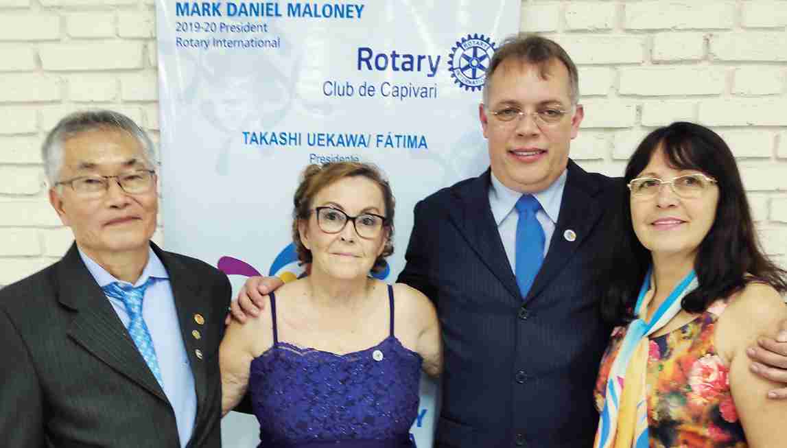 Takashi Uekawa, empossado presidente do Rotary Club de Capivari e sua esposa Fátima, assumindo a Afroc, cargos recebidos de Gilson e Nereide, que recebem os aplausos e carinho pelo excelente trabalho desenvolvido à frente do Rotary e da Afroc.