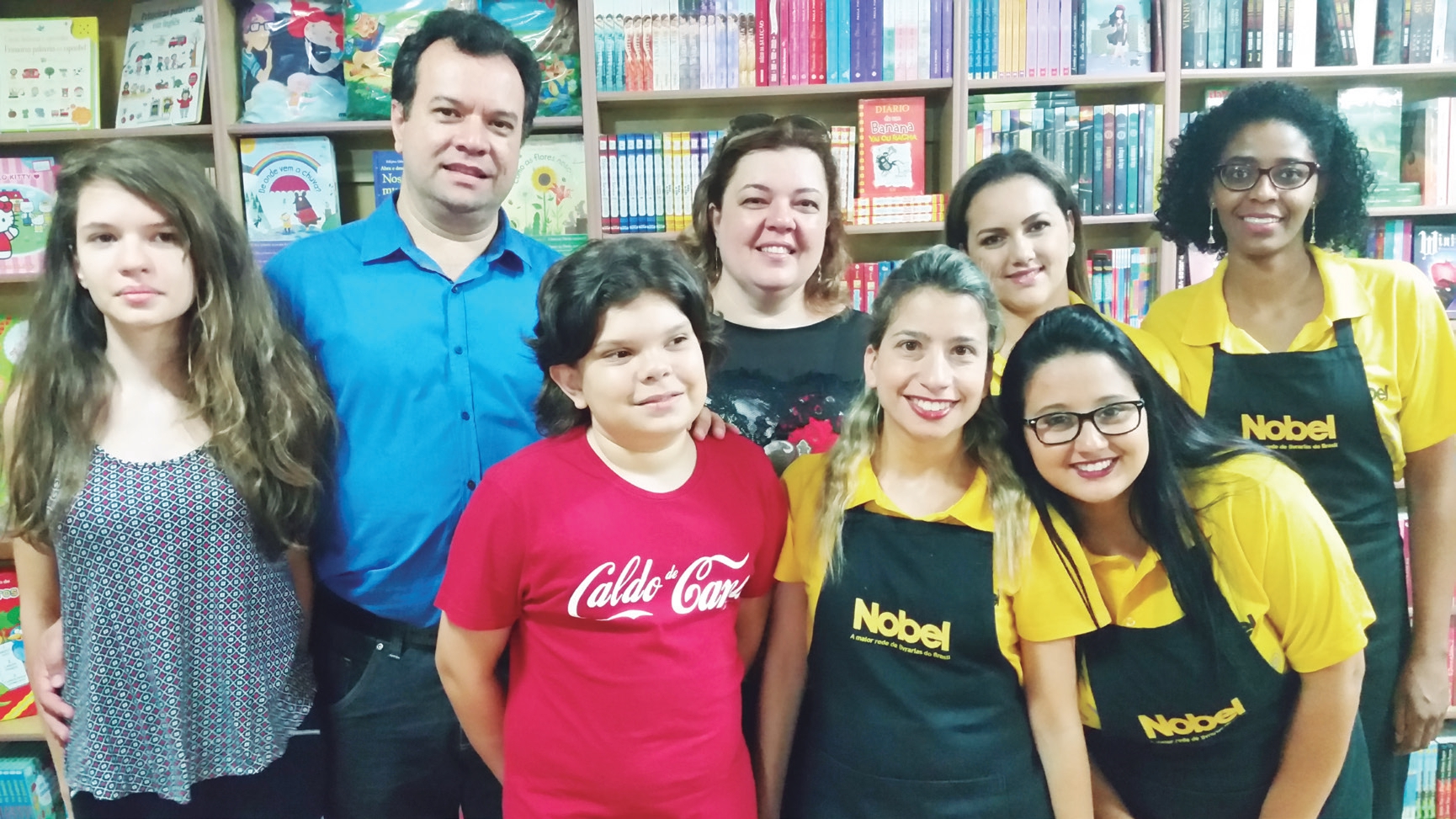 Bianca, Eduardo, Bruno, a proprietária Ângela, Vanessa, Aline, Rafaela e Edilene, durante a festiva comemoração dos 10 anos da Nobel em Capivari