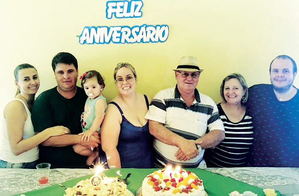 Lígia/Ricardo com a filha Maria Júlia, Flávia com o aniversariante Wilson, Vera e Leonardo, durante o tradicional Parabéns, comandado pela netinha Maria Júlia. A festa surpresa foi preparada com extremo carinho pela dedicada esposa Vera.