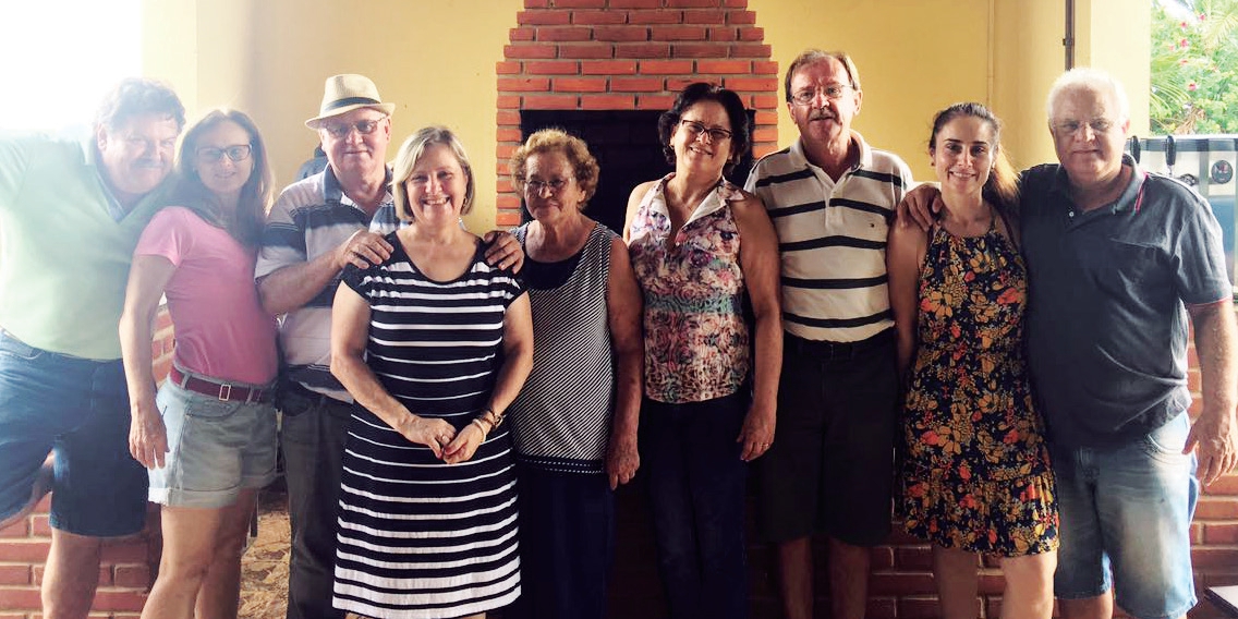 Valdir/Carminha, o aniversariante Wilson e a dedicada esposa Vera, organizadora da festa surpresa, a matriarca, dª Vitória, Sônia/Bosco e Adriana/Armandinho, durante a festiva comemoração natalícia ocorrida dia 26 pp., na Fazenda Cruz Alta.