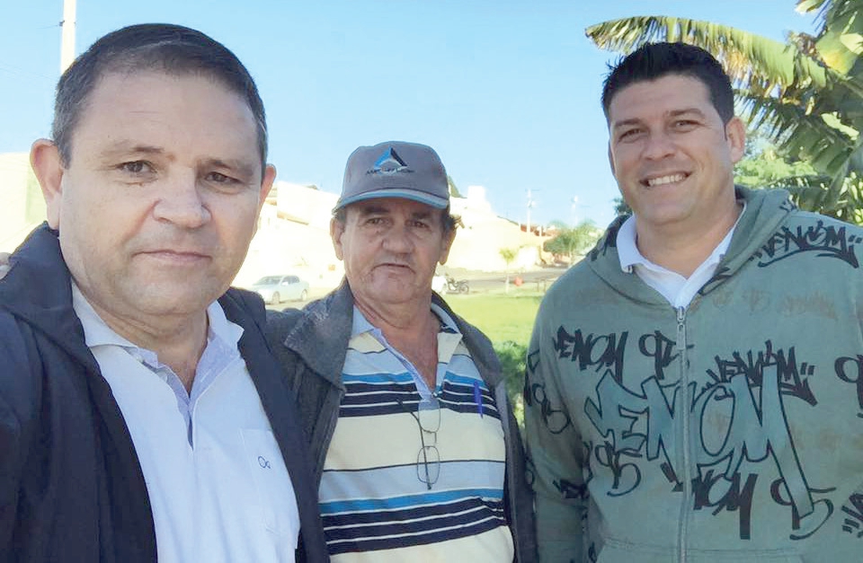 Vereador acompanhado do diretor de obras, o engenheiro civil Eduardo Gomes e o servidor Carlos