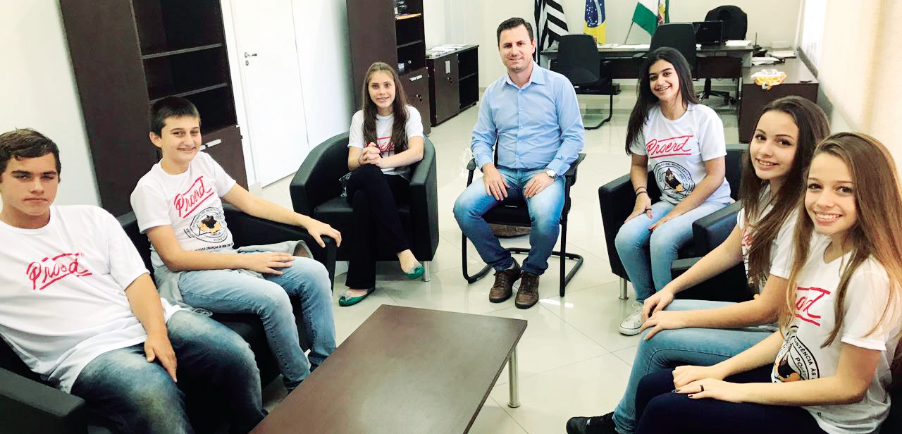 Presidente Bruno conversa com estudantes na sala da presidência da Câmara.