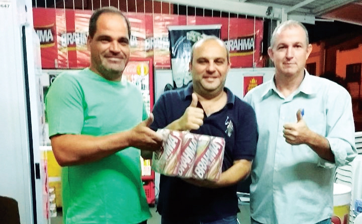 Os proprietários do Encantado Bebidas, Ramon e Luisangelo, entregando o prêmio para Biro