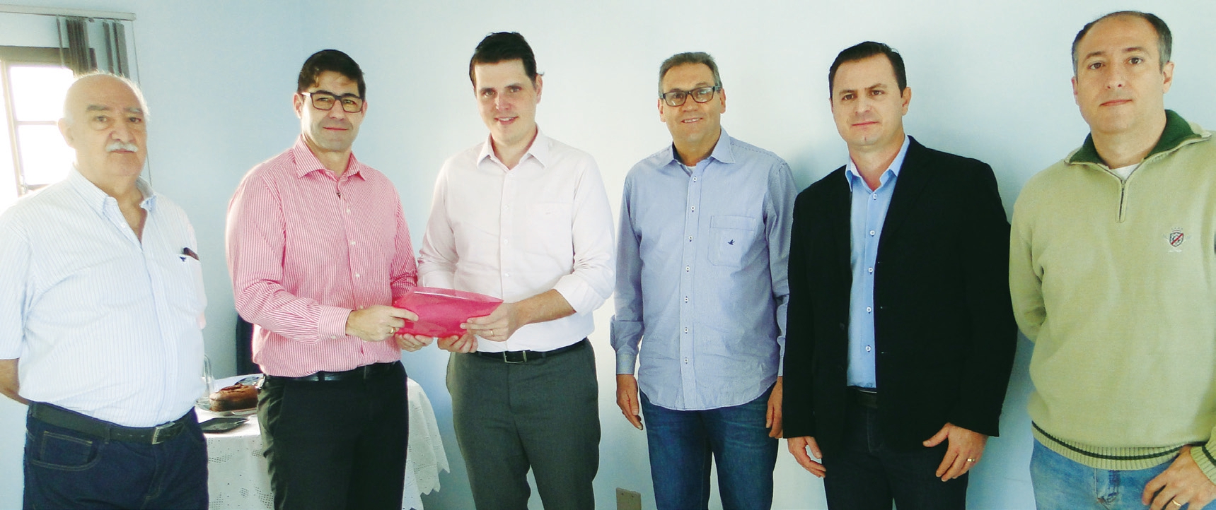 Arnaldo Mattar, Leonardo Carrara, diretor da Casa da Criança, deputado Cauê, empresário Onivaldo, vereador Bruno e Matheus, durante visita do deputado Macris a Redação do Correio