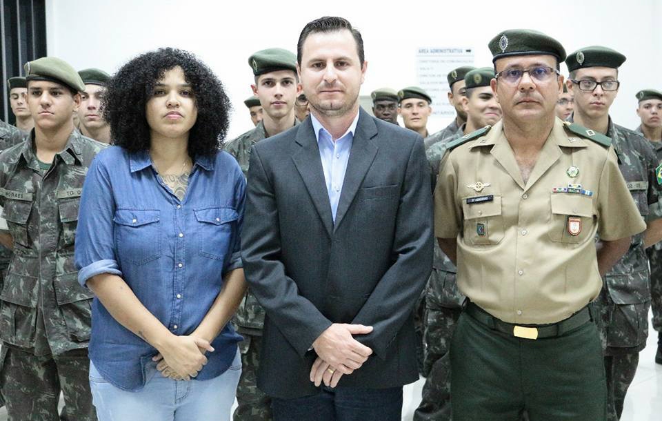 Atiradores do TG 02-011 com a artista Michele Brajão; vereador Bruno Barnabé da Silva, presidente da Câmara e o SubTen Cordeiro, Intrutor do TG 02-011 de Capivari