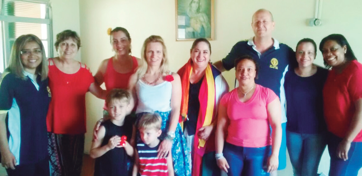 Jocelaine, presidente da Afroc com Lucy, presidente da Santa Rita, com as contadoras de estórias e integrantes da Santa Rita com o presidente do Rotary, André Santos
