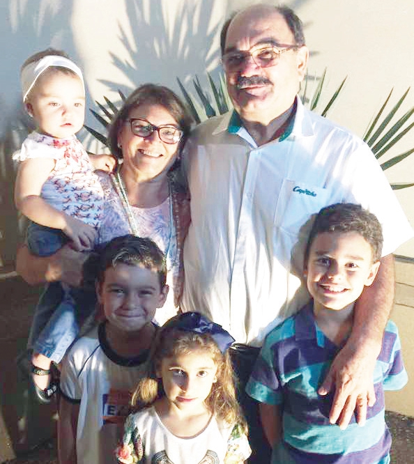 A aniversariante Marlene com os netos José Augusto, Maria Vitória, Ana Rita e Otávio, e com o esposo Ademar.