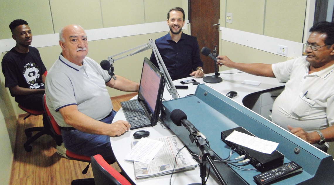Renan, Arnaldo Mattar, o prefeito Rodrigo e J Santos, durante entrevista na Rádio Cacique e Jornal Correio