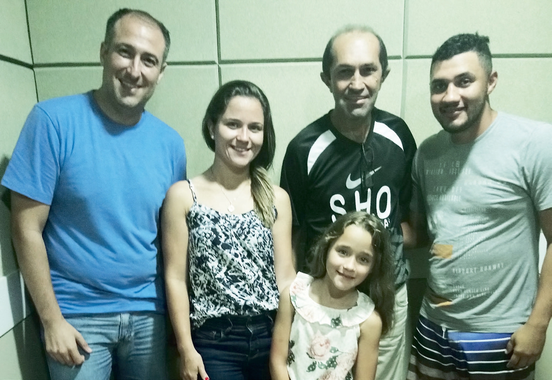 Matheus, a mamãe Jéssica, Maria Eduarda, Paraíba e o papai Anderson Carderelli