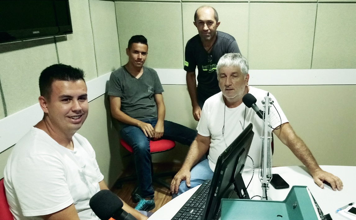Luis Fernando, Vinícius, Paraíba e Tadeu, nos estúdios da Cacique, durante o Cacique Esportiva