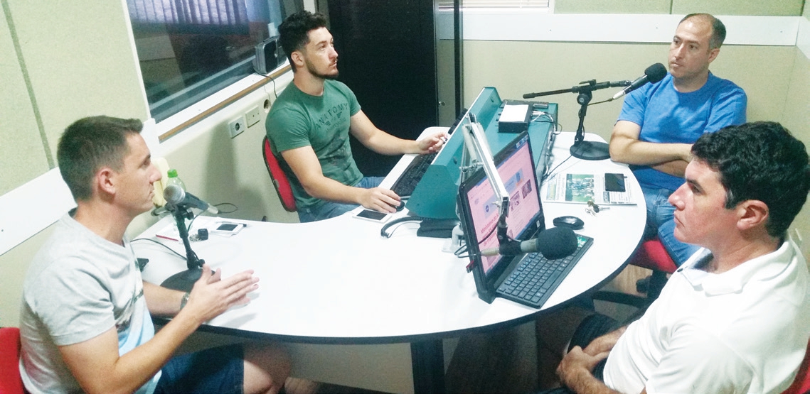 Murilo, secretário Municipal de Esportes, Alexandre, Matheus e Márcio, durante entrevista com o secretário no Cacique Esportiva
