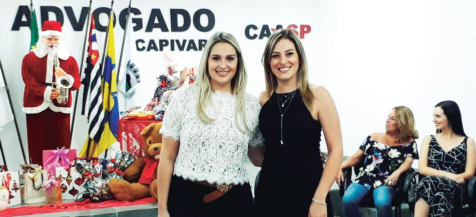 Dra Camila Mattar Fornel troca panetone com a dra Daniela Elias Boaretto, durante a confraternização ocorrida na sede da OAB Capivari nesta última 3ª feira