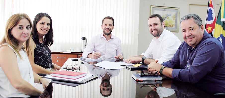 Jaqueline Sachs, assessora de supervisão da Secretaria da Educação com a secretária da Educação, Marília Cardoso; o prefeito Rodrigo e Jardel José Busarello, gerente regional do Sebrae e Eduardo Mercadante, consultor do Sebrae, durante reunião no gabinete