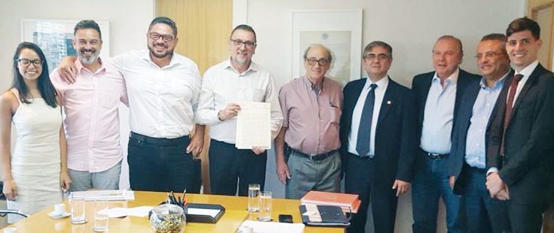 Ao centro, nosso conterrâneo Pascoal Marracini exibindo a escritura do imóvel adquirido pelo Grande Oriente Paulista, para futura sede.