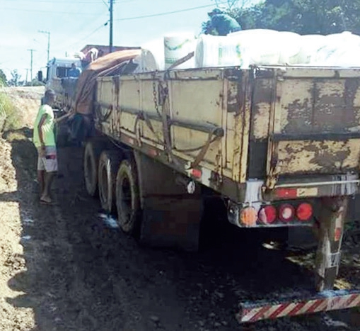 Carreta com problemas de transitar em rua do bairro Santa Rita após chuva no local